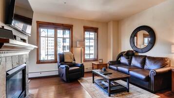 Appartement (Breck_MainStStation_1307) | Woonkamer | Een flatscreentelevisie