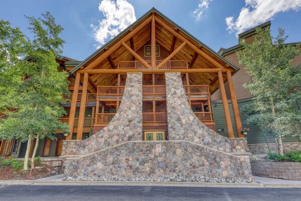 Experience the charm of Fenderfoot Lodge, featuring a symmetrical design with a central stone wall and two balconies.