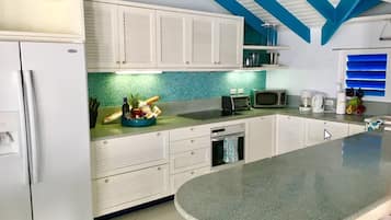 Casa exclusiva, 2 habitaciones, para no fumadores, vista al mar | Cocina privada | Horno, parrilla de estufa, lavavajillas y utensilios de cocina