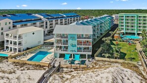 Un complexe hôtelier comprenant plusieurs bâtiments, une piscine et une plage.