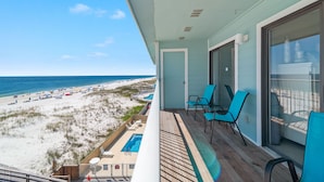 Un balcon avec vue sur la plage et l’océan.