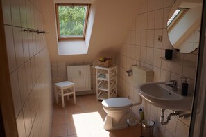 Een douche, een haardroger, handdoeken, zeep