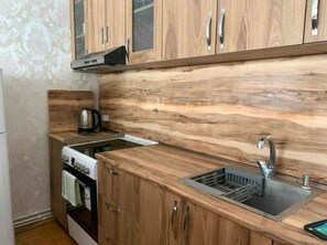 Fridge, oven, stovetop, electric kettle - Apartment in the center of Tbilisi, Vake (Tbilisi)