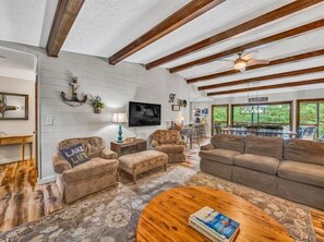 Télévision, baby-foot, table de tennis de table