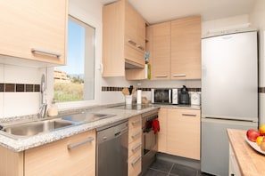 Een koelkast, een magnetron, een oven, een vaatwasser