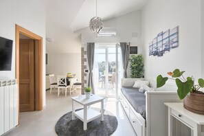 TV, tavolo da ping pong