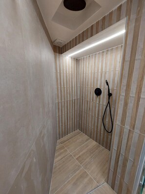 Een douche, een haardroger, handdoeken, zeep
