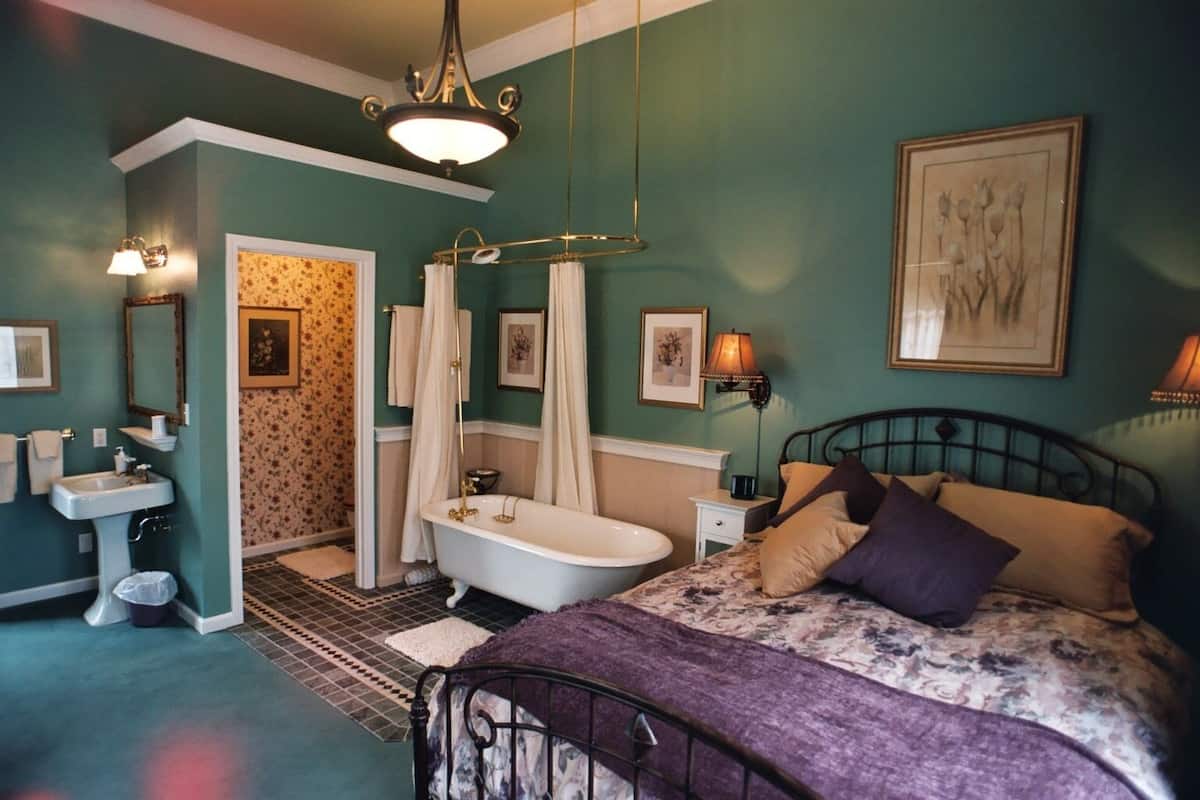 Triple Room, 1 Queen Bed
