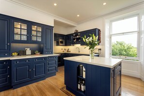 Fridge, microwave, oven, stovetop - Bright & Beautiful 3-bed Home in Murrayfield, Edin (Edinburgh)