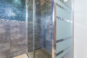 Shower, hair dryer, towels
