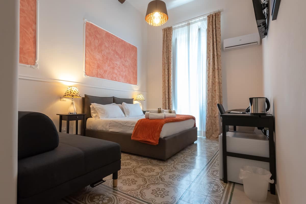 Kamar Deluks, pemandangan kota (Politeama) | 1 kamar tidur, seprai premium, selimut bulu angsa, dan busa memori