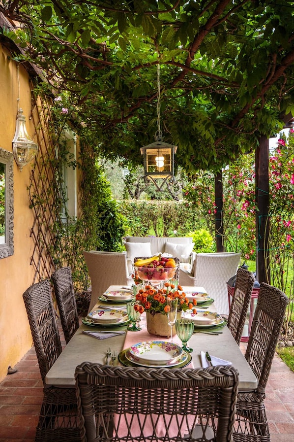 Outdoor dining