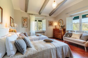 2 bedrooms, iron/ironing board, bed sheets