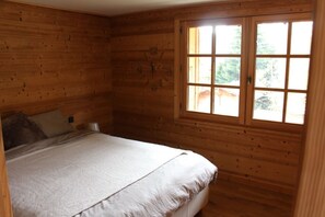 4 habitaciones, tabla de planchar con plancha y cuna de viaje