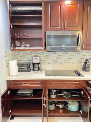 Kühlschrank, Mikrowelle, Wasserkocher mit Kaffee-/Teezubehör, Hochstuhl