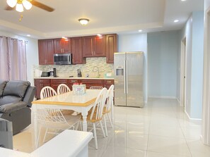 Kühlschrank, Mikrowelle, Wasserkocher mit Kaffee-/Teezubehör, Hochstuhl