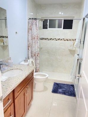 Dusche, Haartrockner, Handtücher, Shampoo