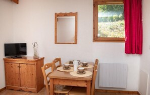 Dining - 300m from ski slopes, 2nd floor, swimming pool, balcony, tv, ski locker, 25m², Puy-Saint-Vincent (Puy-Saint-Vincent)