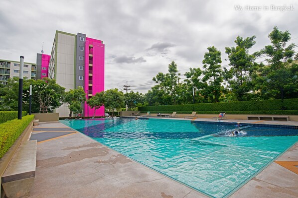 Una piscina al aire libre