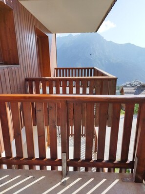 Property grounds - Wifi, 1st floor, swimming pool, balcony, parking, tv, ski locker, 26m², Puy-Saint-Vincent (Puy-Saint-Vincent)