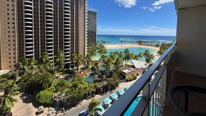A high-rise hotel with a view of a beach and a pool area. - Lagoon & Ocean View Ilikai Studio 1042  – Walk to Waikiki Beach | Sleeps 4 | Renovated Condo (Waikiki)