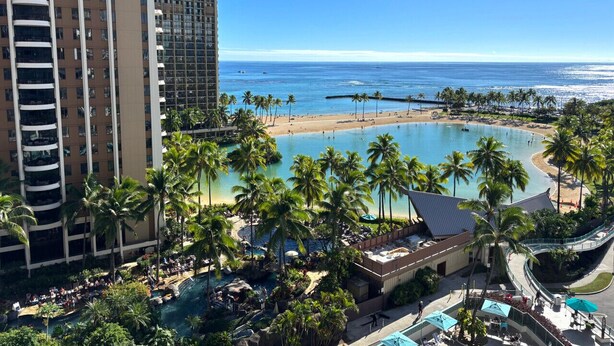 A resort with a large pool, palm trees, and a beach area. - Lagoon & Ocean View Ilikai Studio 1042  – Walk to Waikiki Beach | Sleeps 4 | Renovated Condo (Waikiki)