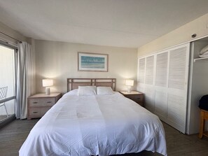 1 bedroom, iron/ironing board, free WiFi, bed sheets - Lagoon & Ocean View Ilikai Studio 1042  – Walk to Waikiki Beach | Sleeps 4 | Renovated Condo (Waikiki)