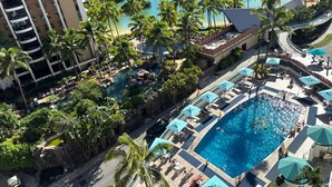 A resort with a large pool, palm trees, and a beach view. - Lagoon & Ocean View Ilikai Studio 1042  – Walk to Waikiki Beach | Sleeps 4 | Renovated Condo (Waikiki)