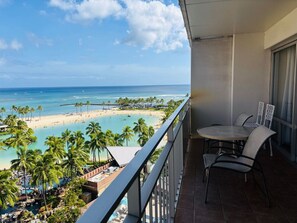 Property grounds - Lagoon & Ocean View Ilikai Studio 1042  – Walk to Waikiki Beach | Sleeps 4 | Renovated Condo (Waikiki)