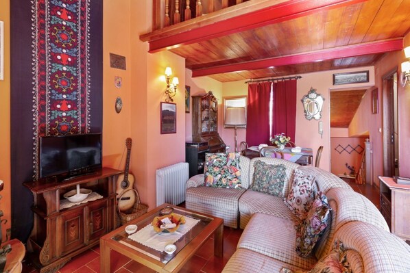 Fireplace - Cozy loft of 60 square meters perfect for 4 people, located on the second floor of a period building without elevator, located in the heart of Taormina.The Greek Theater, the Castle, Naumachie and Villa Comunale Park - all the beauties of this splendid t (Taormina)