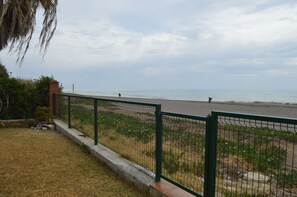 Plage, chaises longues