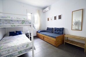 3 bedrooms, iron/ironing board, free WiFi, bed sheets