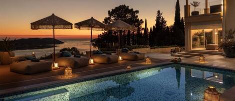 Innendørsbasseng og et oppvarmet basseng