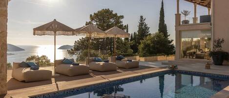 Innendørsbasseng og et oppvarmet basseng