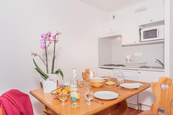 Fridge, microwave, dishwasher, coffee/tea maker