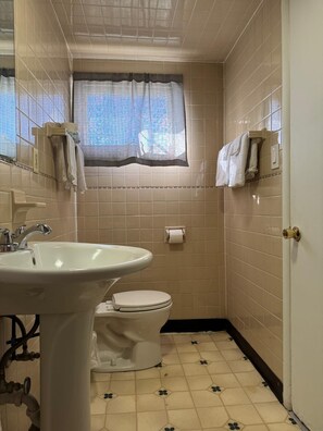 Douche, articles de toilette gratuits, serviettes fournies