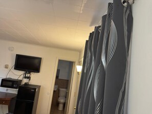 Værelse - 2 dobbeltsenge - ikke-ryger | 1 soveværelse, pengeskab på værelset, gratis Wi-Fi, sengetøj