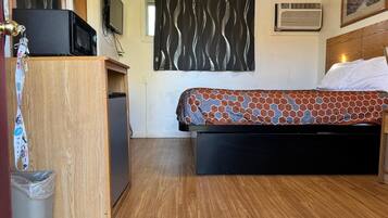 Camera, 1 letto queen, non fumatori | 1 camera, una cassaforte in camera, Wi-Fi gratuito, lenzuola