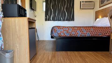 Room, 1 Queen Bed, Non Smoking | 1 bedroom, in-room safe, free WiFi, bed sheets