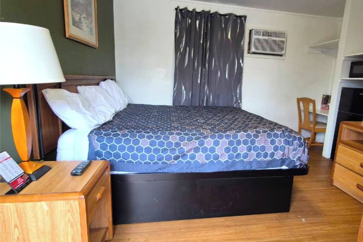 Room, 1 King Bed, Non Smoking | In-room safe, WiFi (free), bed sheets