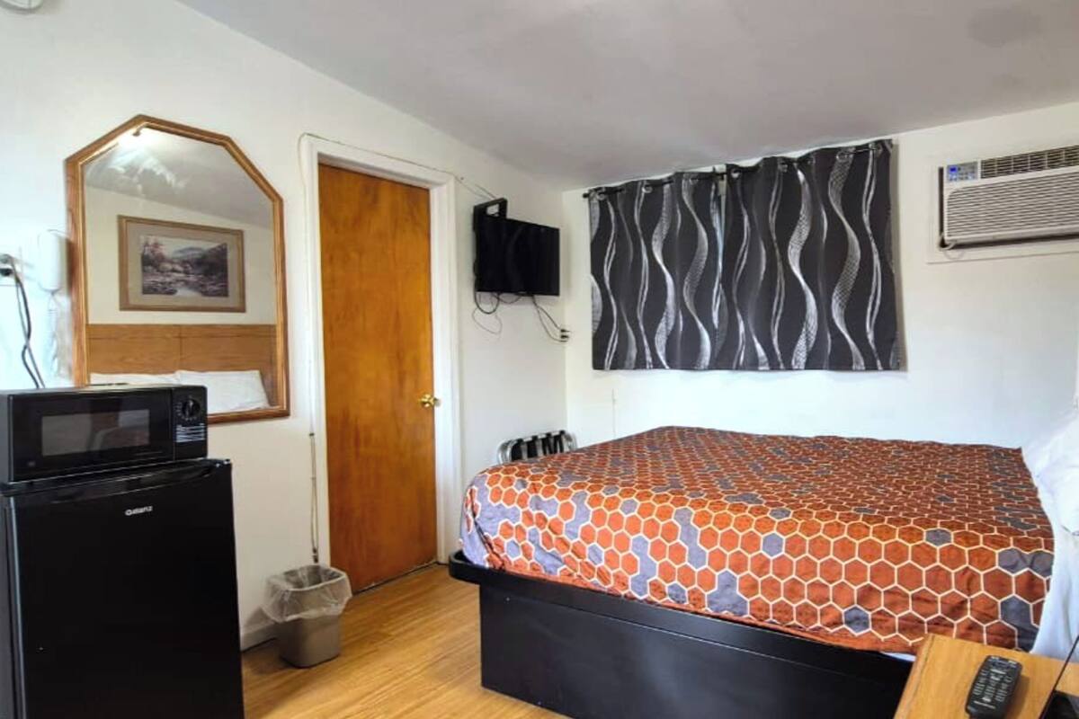 Room, 1 Queen Bed, Non Smoking | In-room safe, WiFi (free), bed sheets