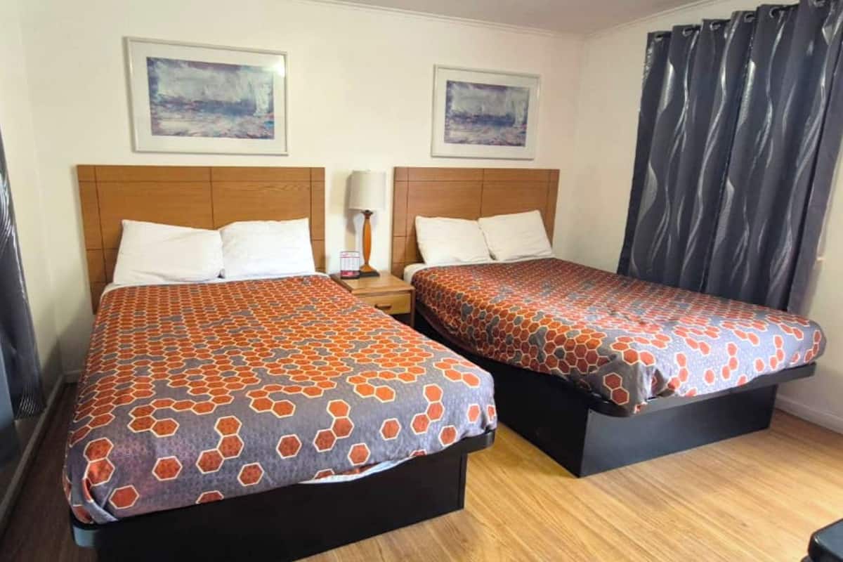 Habitación, 2 camas matrimoniales, para no fumadores | Caja de seguridad en la habitación, wifi gratis y ropa de cama