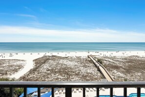 On the beach - ORANGE BEACH RETREAT, GREAT VIEW OF THE PASS, GREAT AMENITIES, GREAT FOR FAMILY (Orange Beach)