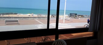 FACE TO THE CENTRAL BEACH for this pleasant T2 of 40m².