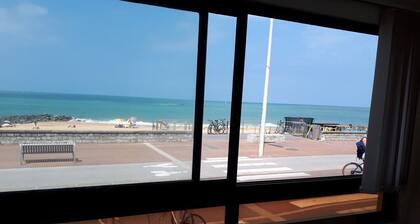 FACE A LA PLAGE CENTRALE pour cet agrĂ©able T2 de 40mÂČ