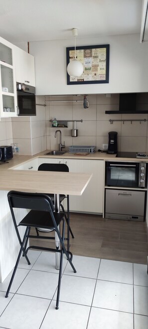 Fridge, microwave, oven, stovetop - FACE TO THE CENTRAL BEACH for this pleasant T2 of 40m². (Capbreton)