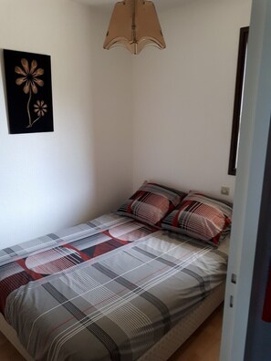 1 habitación, tabla de planchar con plancha, wifi y ropa de cama 