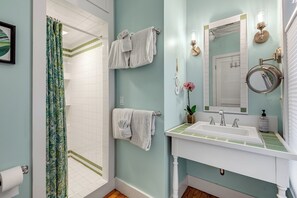 Ensemble baignoire-douche, séchoir à cheveux, serviettes fournies