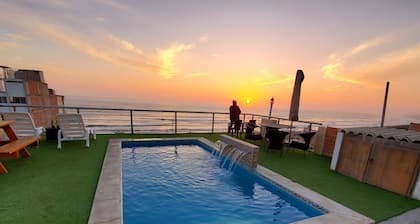 Casa grande con piscina en el 4to piso frente a la playa