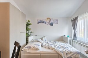 Een strijkplank/strijkijzer, gratis wifi, beddengoed